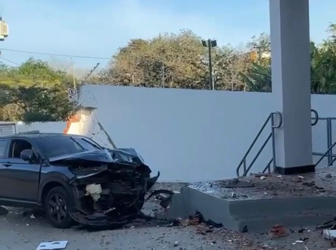 Carro perde o controle e bate contra fachada de loja em Rio Branco Carro perde o controle e bate contra fachada de loja em Rio Branco