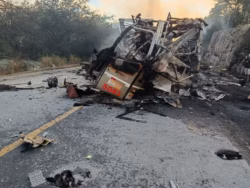 Colisão frontal entre ônibus e carreta deixa ao menos oito mortos em rodovia
