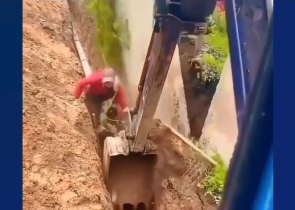 Operador de retroescavadeira evita tragédia durante desabamento de muro