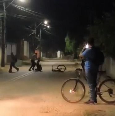 Vídeo mostra estudante sendo agredido após sair da escola no Acre