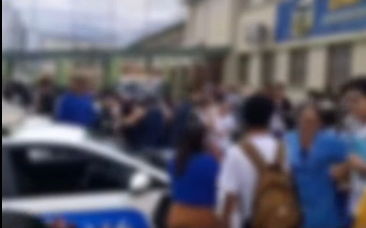 Vídeo mostra crianças apavoradas fora de escola após tiroteio