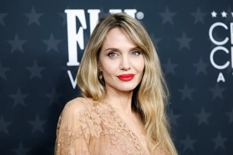 Angelina Jolie revela que está há 10 anos sem namorar após divórcio