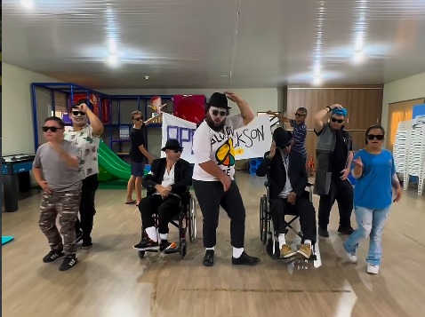 APAE viraliza com homenagem a Michael Jackson e faz convite a Luciano Hang