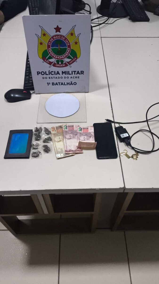 Adolescente é apreendido com drogas após denúncia de homem armado em Rio Branco