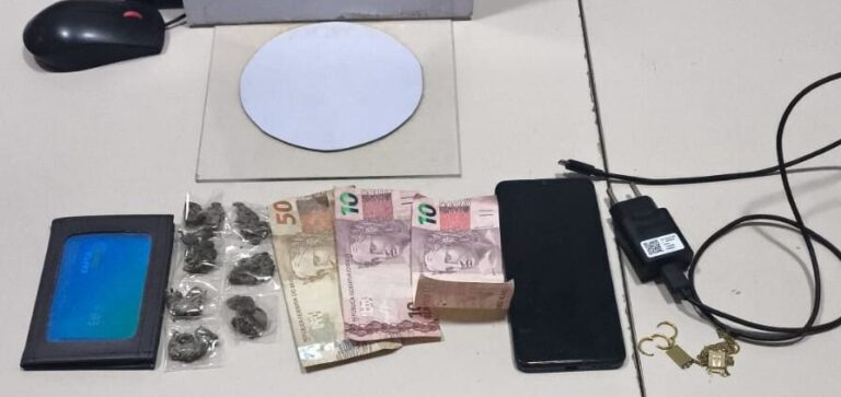 Adolescente é apreendido com drogas após denúncia de homem armado em Rio Branco