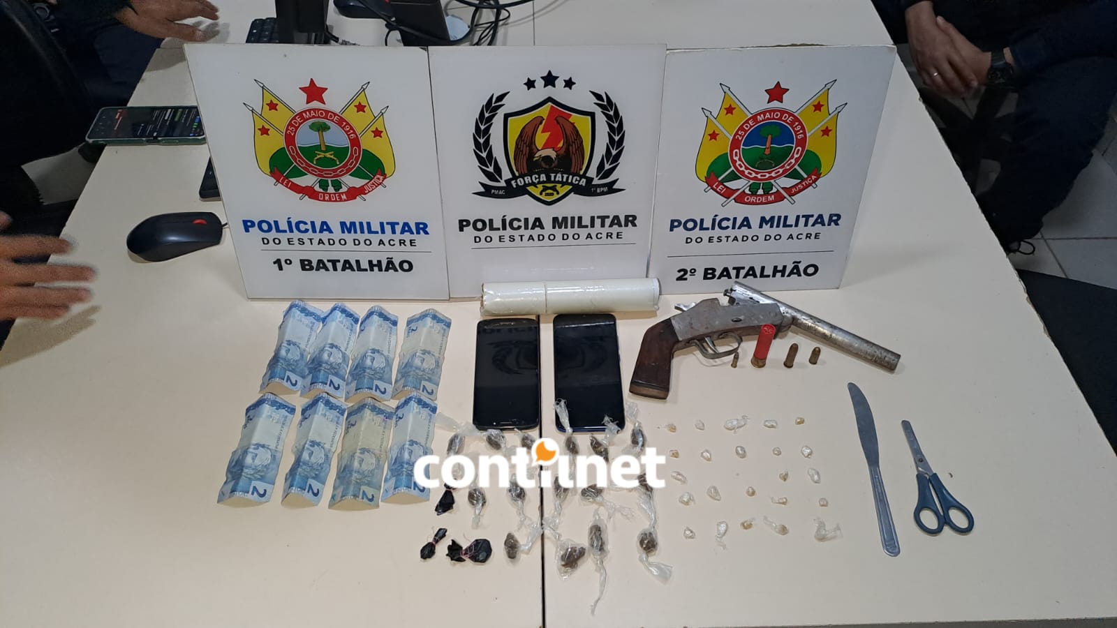 Após receber voz de prisão, o homem e os dois menores foram conduzidos à Delegacia de Flagrantes