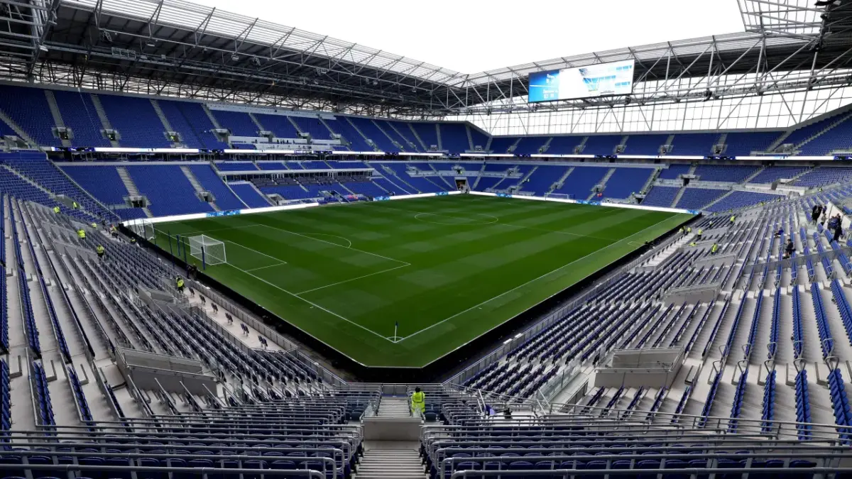 A rodada desta segunda-feira foca no futebol europeu e na continuidade das competições nacionais. O Manchester City busca o topo da tabela na Inglaterra, enquanto o Sporting tenta consolidar sua posição em Portugal. No Brasil, a Série B fecha o dia com duelo importante em Goiás.