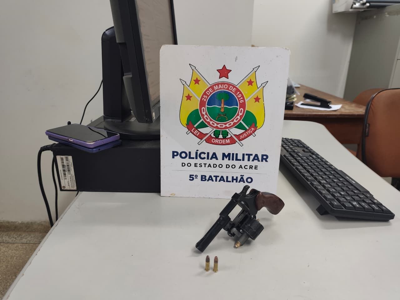 Polícia prende dupla por porte ilegal de arma durante patrulhamento em Brasiléia