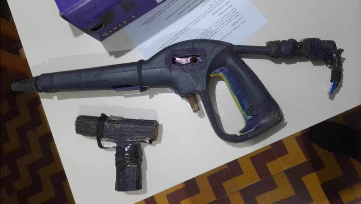 URGENTE: aluno é flagrado com simulacros de armas em escola de Rio Branco