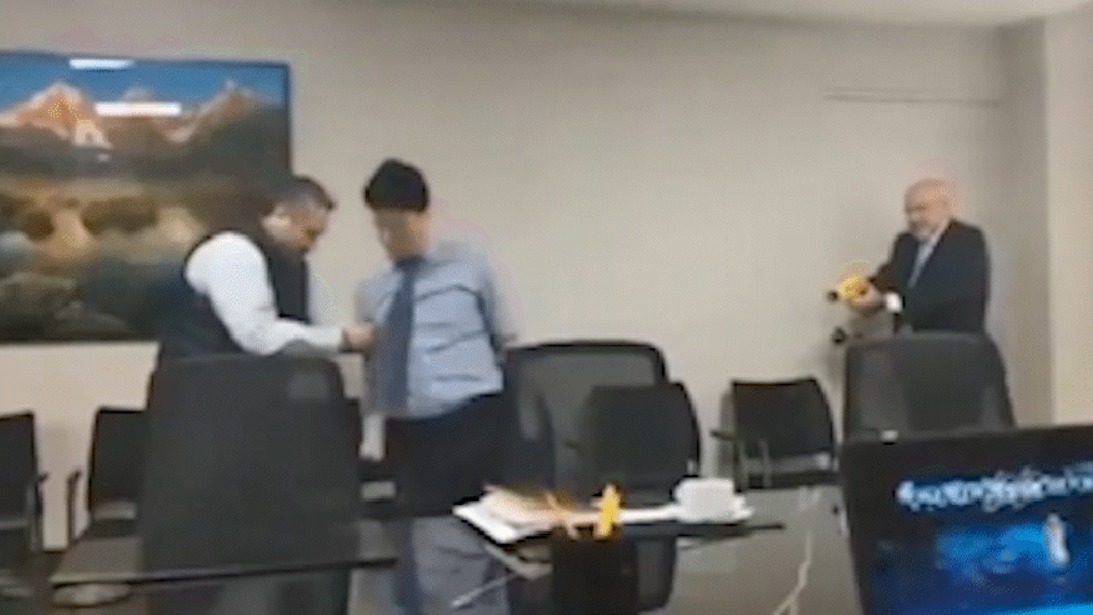 Prefeito causa revolta após usar arma de choque em assessor Prefeito causa revolta após usar arma de choque em assessor