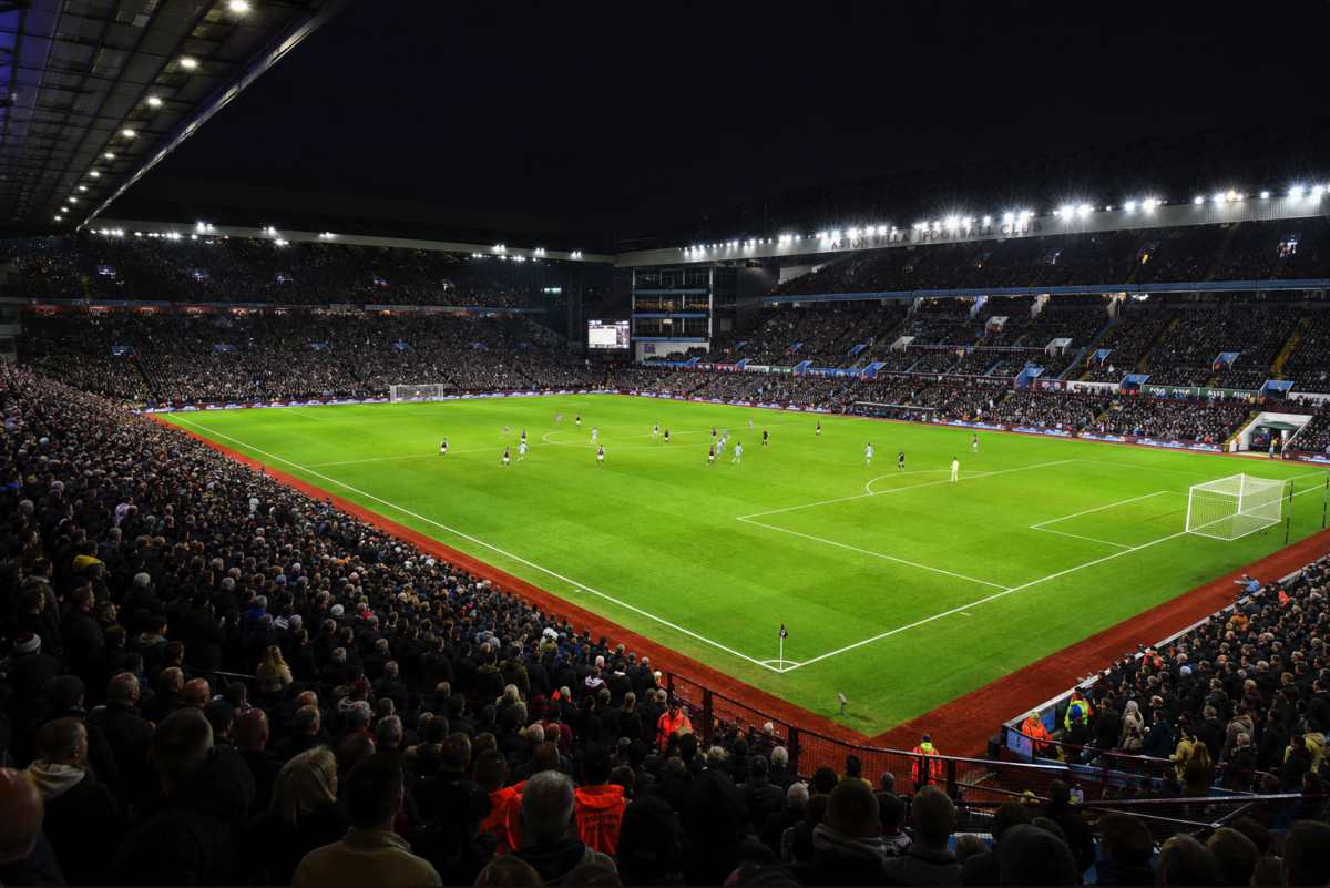 Estádio Villa Park lotado e preparado para a partida entre Aston Villa e Liverpool pela Premier League.