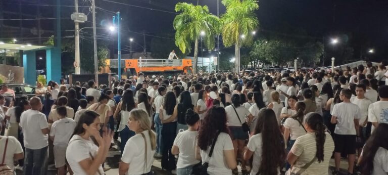 Comunidade se une em ato após tragédia no Instituto São José