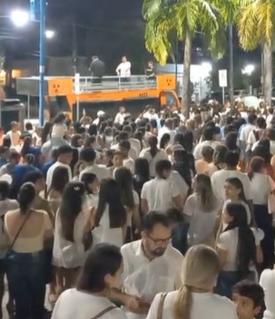 Comunidade se une em ato após tragédia no Instituto São José