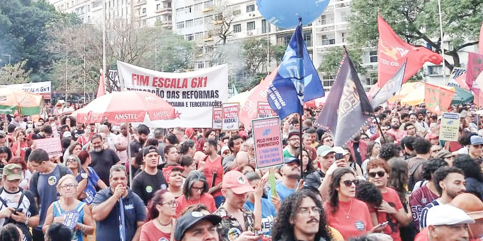 Manifestação em SP pede fim da escala 6×1 e ações contra o feminicídio