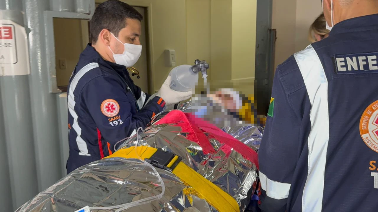 Ciclista sofre traumatismo craniano e é intubada após atropelamento