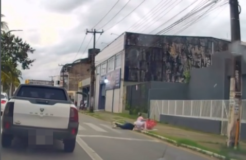 Motorista avança faixa e foge após quase atropelar mãe e filha Motorista avança faixa e foge após quase atropelar mãe e filha