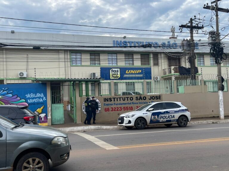 Aulas no São José seguem suspensas e pais se reúnem com autoridades Aulas no São José seguem suspensas e pais se reúnem com autoridades