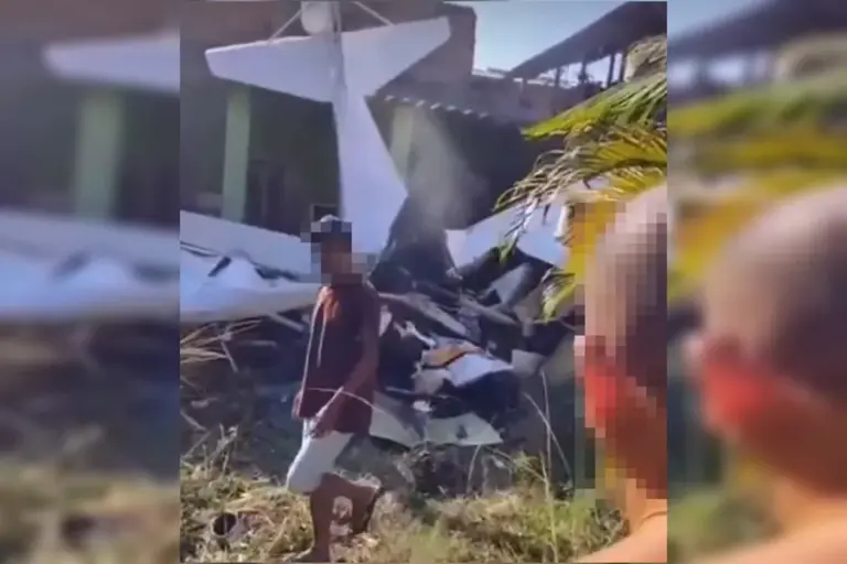 Avião de pequeno porte cai sobre casa no RJ e piloto morre