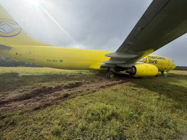 Avião cargueiro sai da pista após pouso sob chuva leve