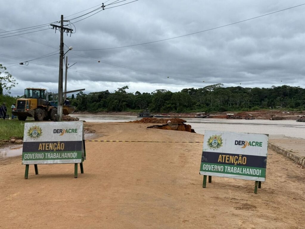 Desbarrancamento interrompe travessia entre Cruzeiro do Sul e Rodrigues Alves