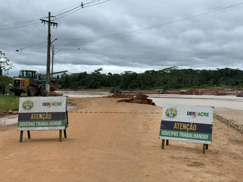 Desbarrancamento interrompe travessia no Juruá