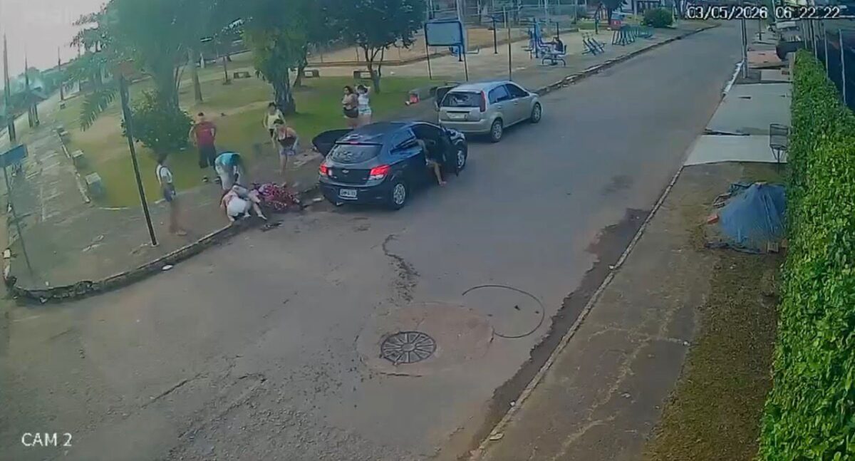 Mulher é arrancada de carro e tem cabeça jogada contra asfalto em briga