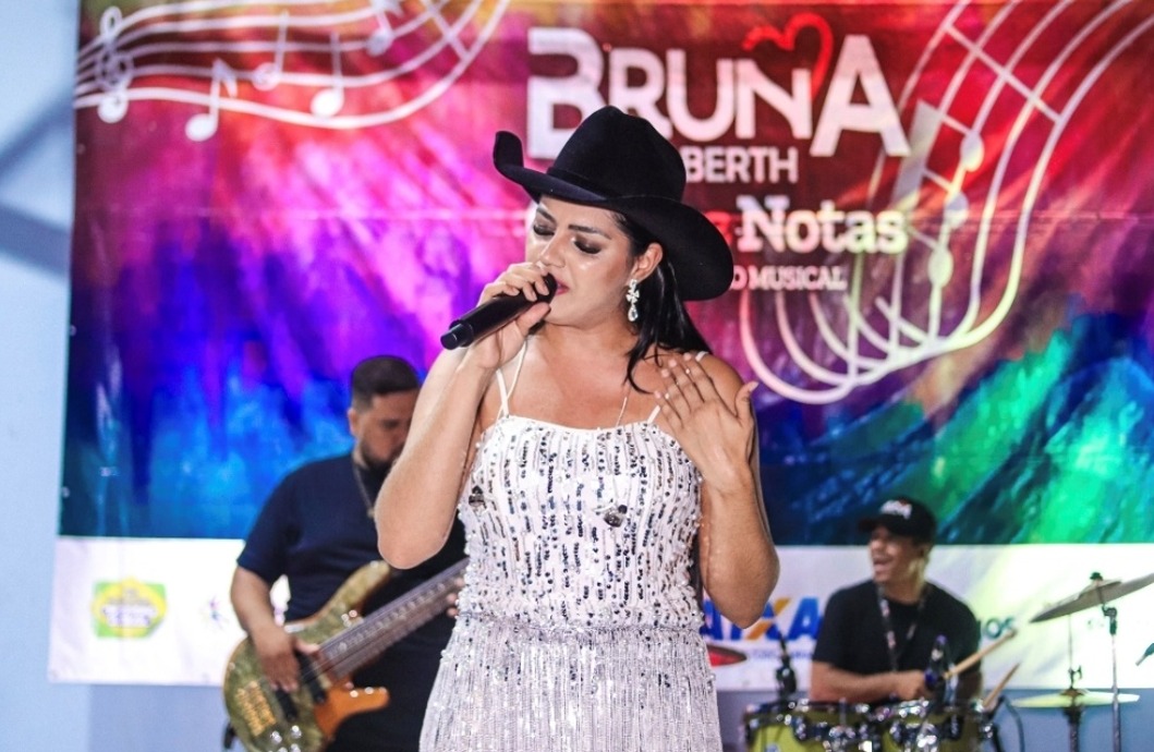 Com música, cores e emoção, Bruna Roberth conquista o público do Juruá