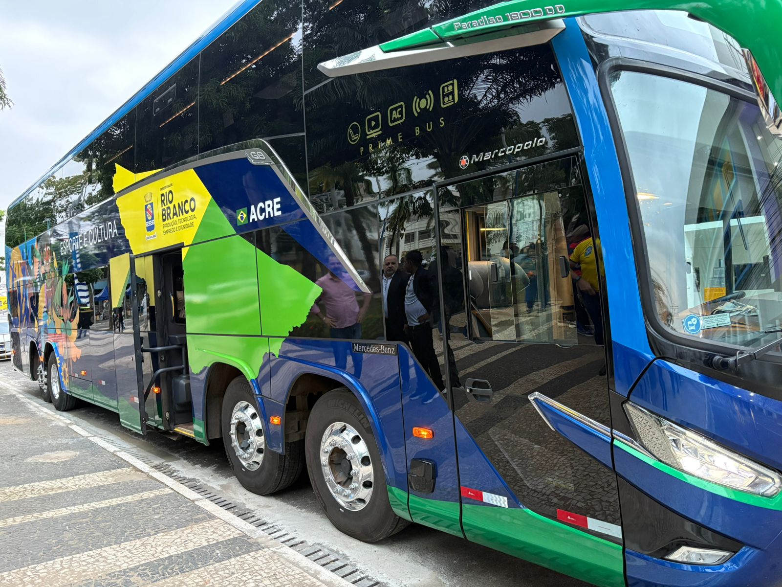 Prefeitura lança campanha da Copa e entrega ônibus para esporte e cultura Prefeitura lança campanha da Copa e entrega ônibus para esporte e cultura