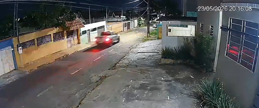 VĂdeo mostra caminhonete capotando e atingindo portĂŁo de residencial VĂdeo mostra caminhonete capotando e atingindo portĂŁo de residencial