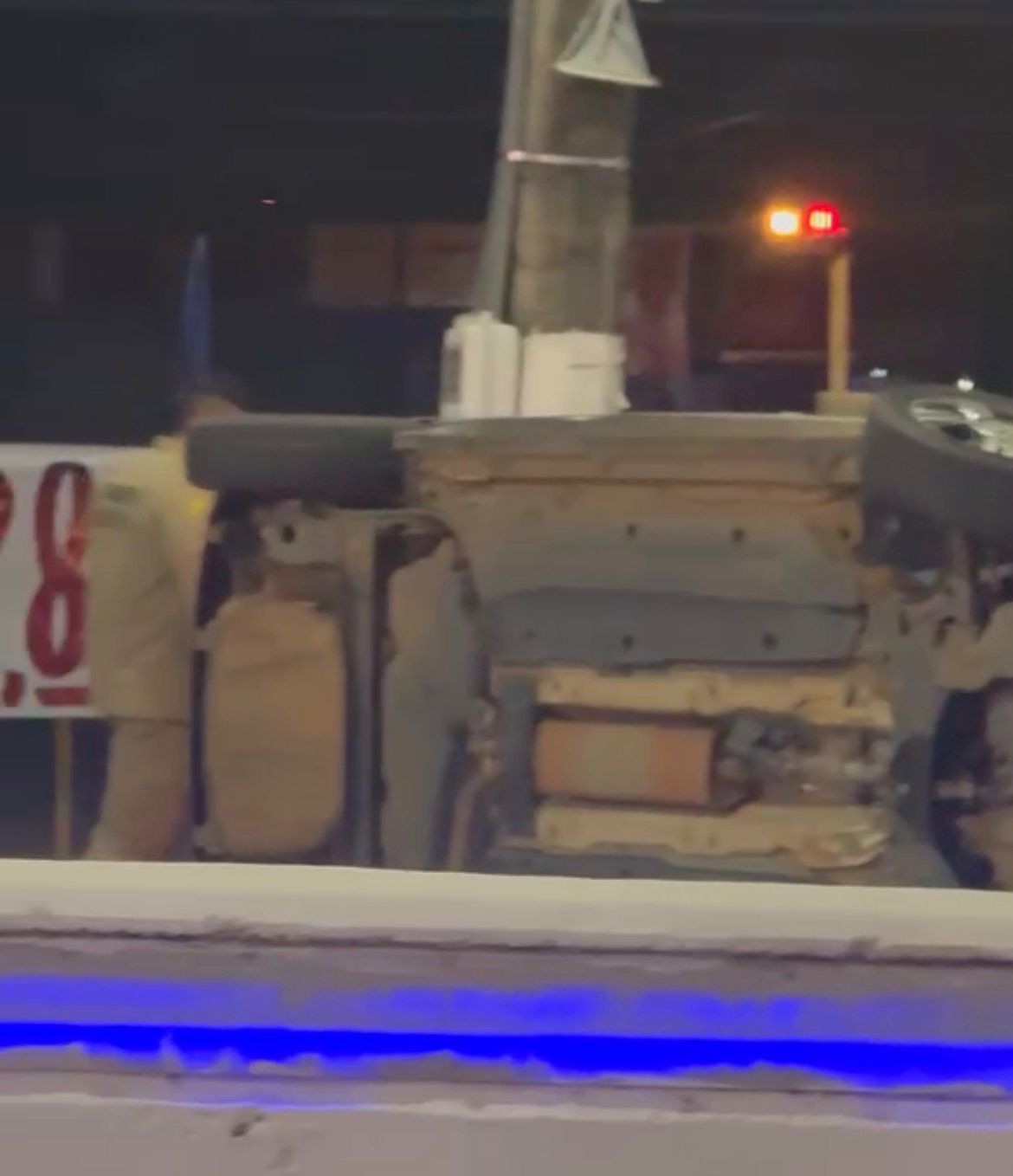 Carro capota em avenida de Rio Branco em frente a supermercado