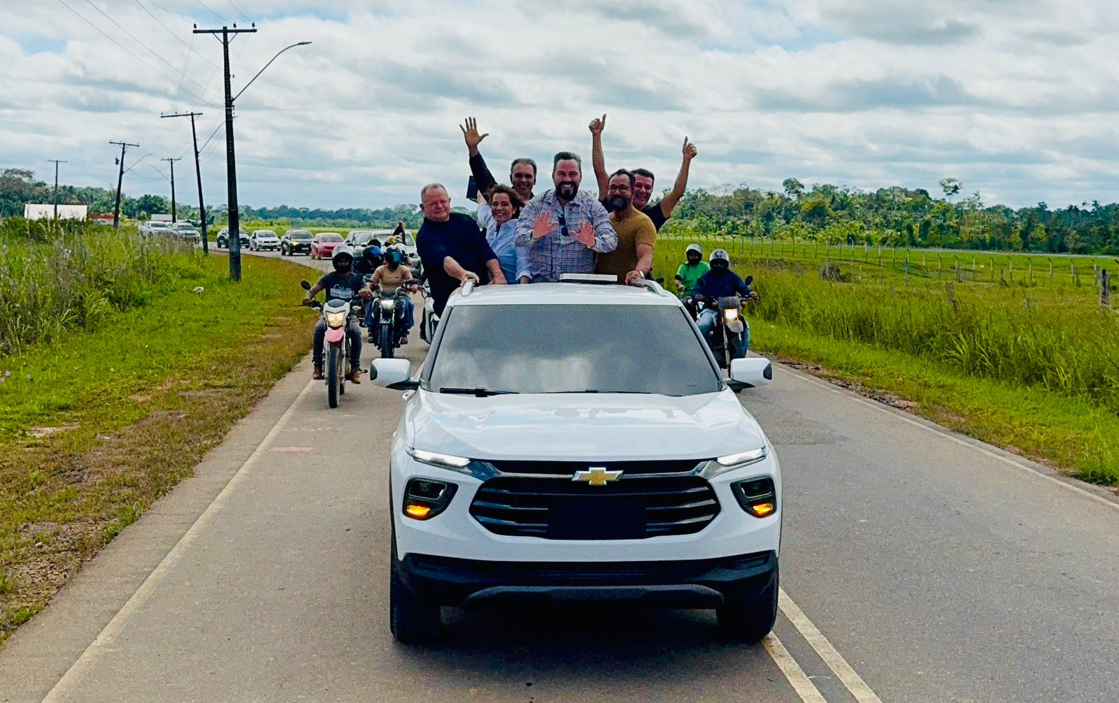 Caravana de Alan Rick desembarca em Feijó com aeroporto lotado e carreata movimenta ruas da cidade