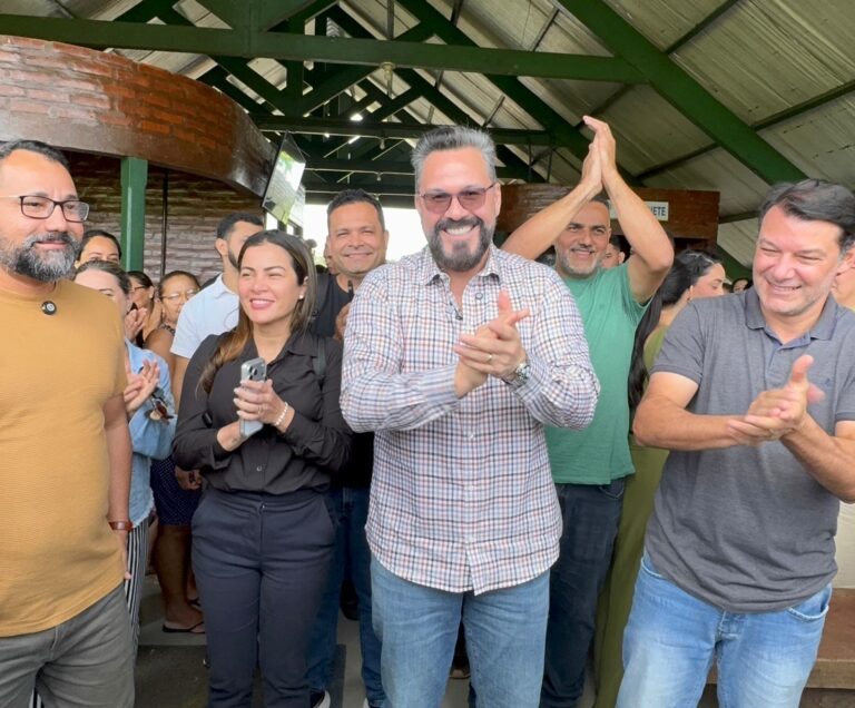 Caravana de Alan Rick desembarca em Feijó com aeroporto lotado e carreata movimenta ruas da cidade