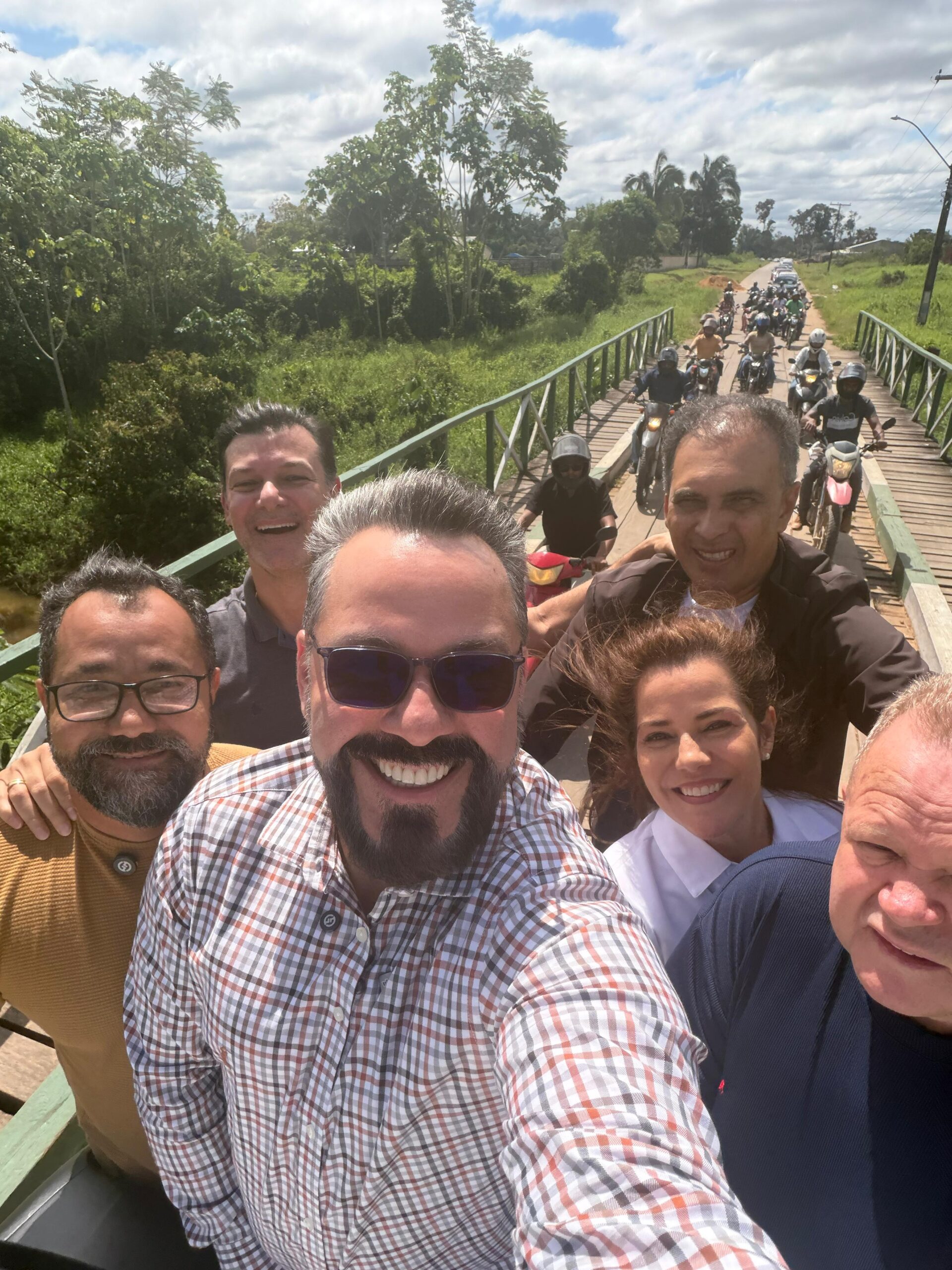 Caravana de Alan Rick desembarca em Feijó com aeroporto lotado e carreata movimenta ruas da cidade