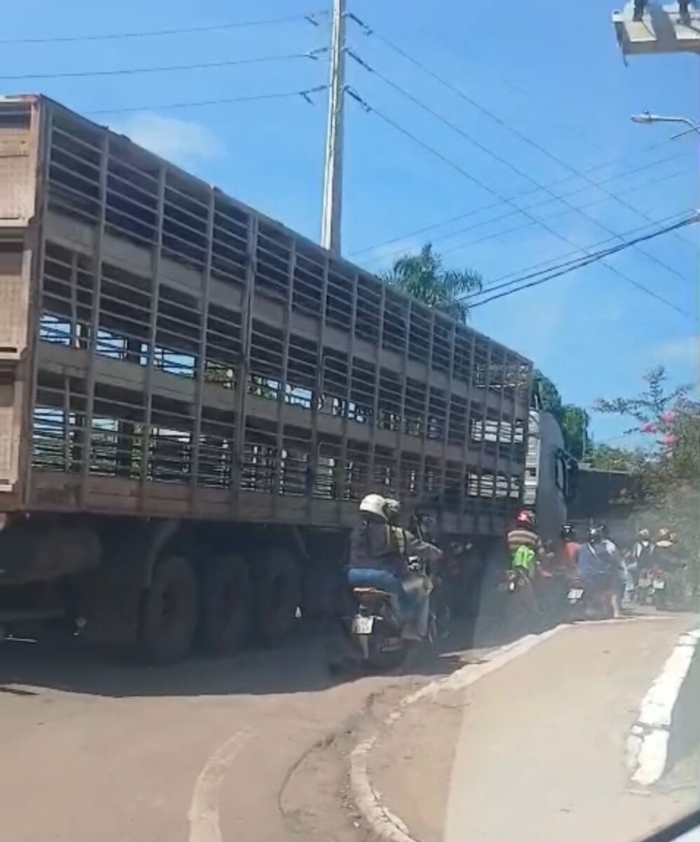 Tráfego é bloqueado por veículos pesados em ponte na fronteira