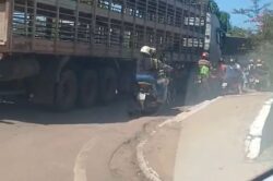 Tráfego é bloqueado por veículos pesados em ponte na fronteira