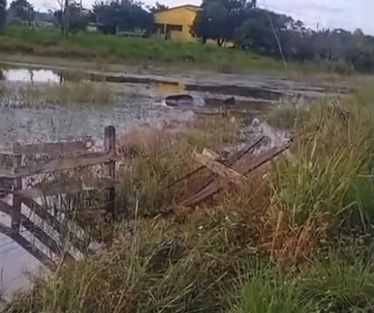 Um acidente inusitado chamou a atenção de moradores da zona rural na manhã desta segunda-feira (4), após um veículo ser encontrado