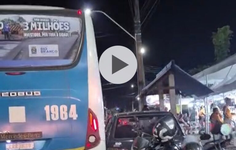 VÍDEO: ônibus arranca retrovisor de carro em rua estreita no Manoel Julião