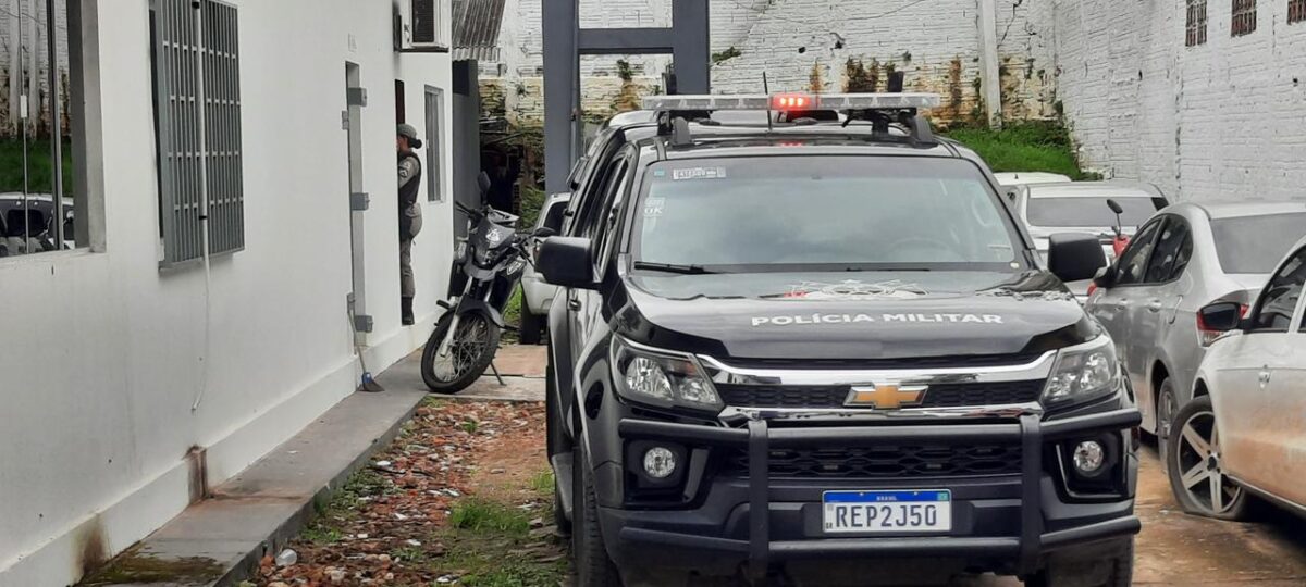 Sob efeito de drogas, homem causa confusão e quebra o carro do pai