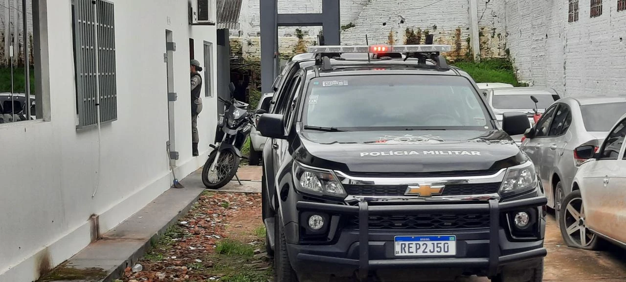Sob efeito de drogas, homem causa confusão e quebra o carro do pai
