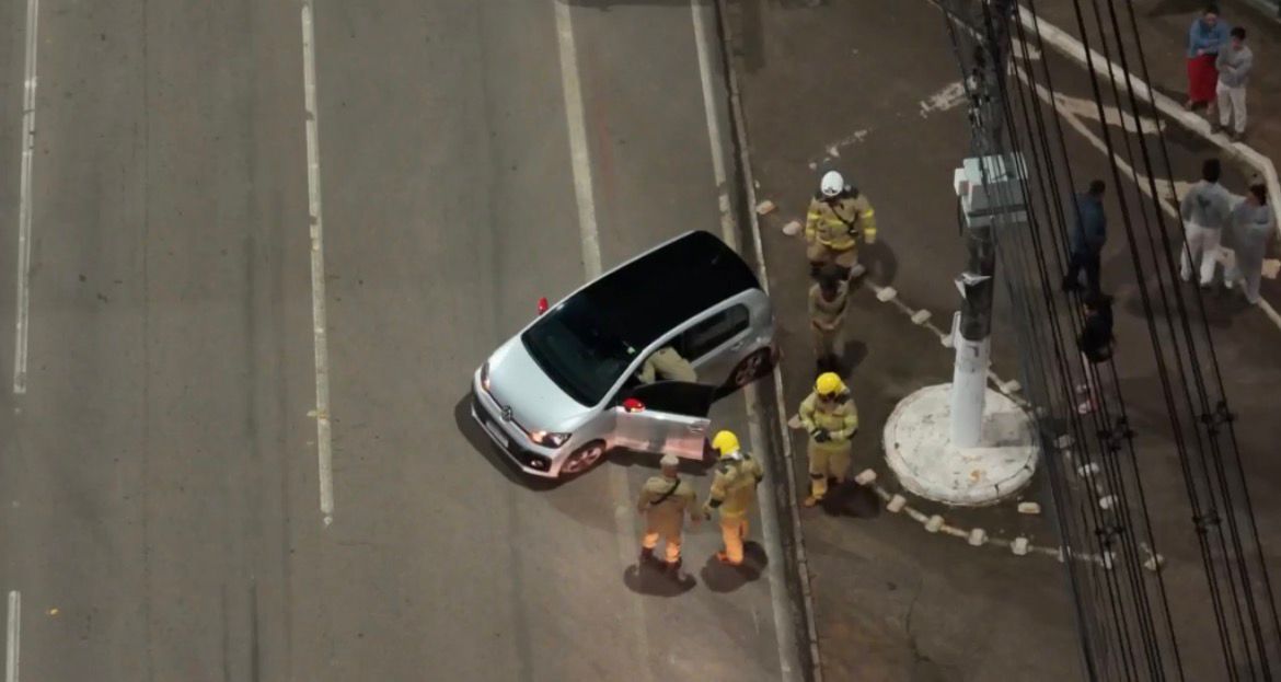 Vídeo mostra ação coordenada dos Bombeiros para desvirar veículo na Av. Ceará