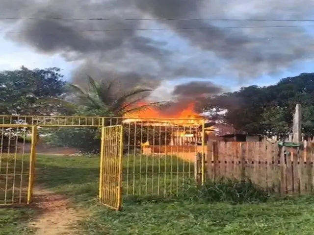 IncĂȘndio consome imĂłvel de madeira e mobiliza vizinhos no interior do Acre IncĂȘndio consome imĂłvel de madeira e mobiliza vizinhos no interior do Acre