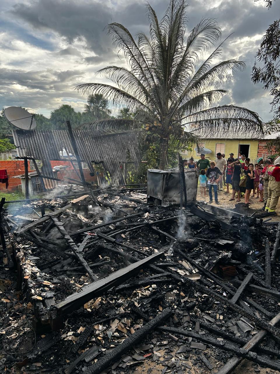 IncĂȘndio destrĂłi casa e famĂlia perde tudo em MĂąncio Lima IncĂȘndio destrĂłi casa e famĂlia perde tudo em MĂąncio Lima