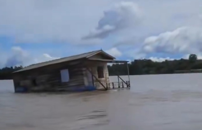 Após separação, mulher vai embora levando a própria casa pelo Rio Amazonas Após separação, mulher vai embora levando a própria casa pelo Rio Amazonas