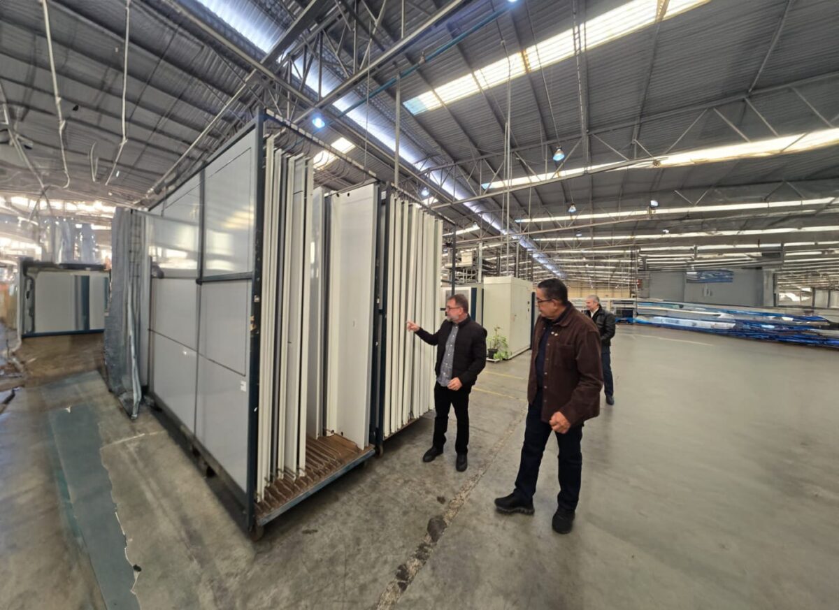 Alysson busca tecnologia de casas modulares para desabrigados