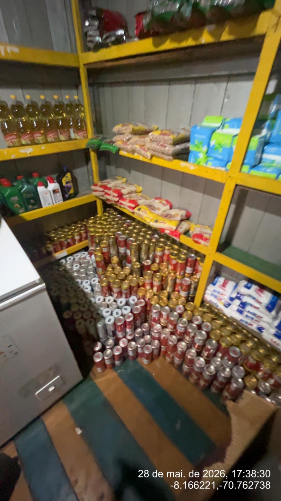 PolĂcia Civil recupera 270 engradados de bebida saqueados de balsa em Tarauacá