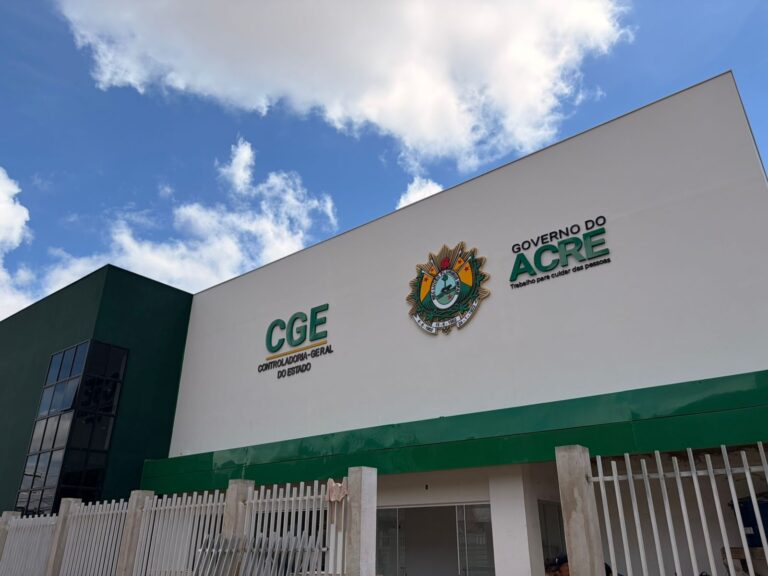 Enquanto escolas enfrentam medo após ataques e ameaças, CGE instala cerca elétrica Enquanto escolas enfrentam medo após ataques e ameaças, CGE instala cerca elétrica