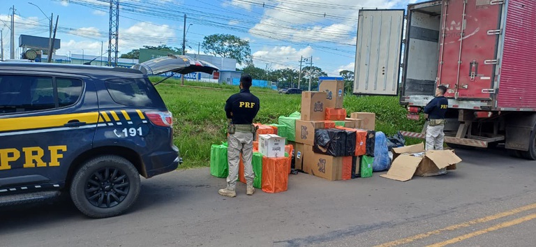 PRF descobre carga de cigarros e folhas de coca em caminhão de peixe na BR-317