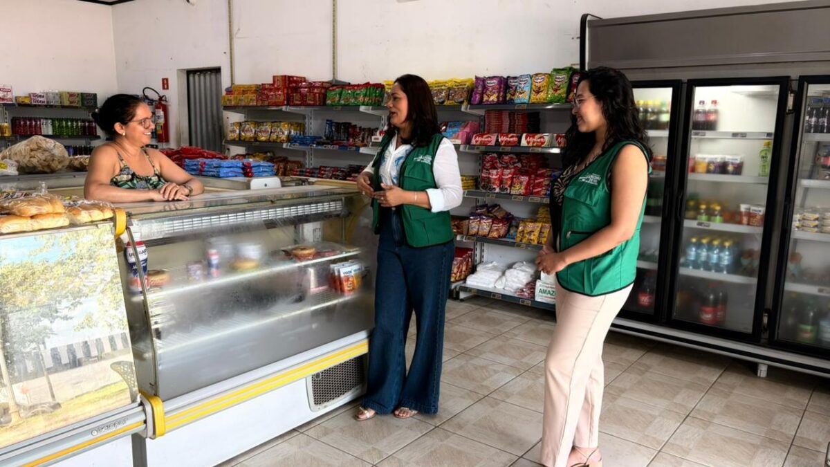 Meio Ambiente orienta comerciantes sobre descarte correto em Cruzeiro do Sul