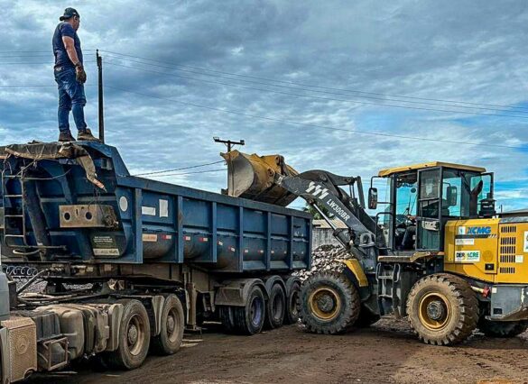 Uma força-tarefa coordenada pelo Deracre foi mobilizada para conter o avanço da erosão na terceira entrada de Tarauacá.