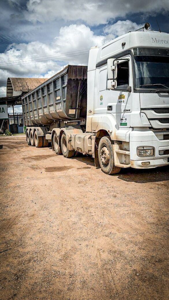 Força-tarefa do Deracre leva toneladas de material para conter erosão